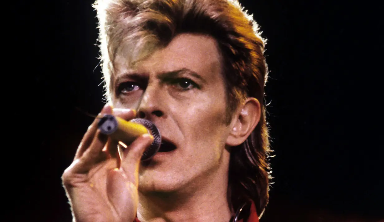 ‘Lazarus’ seakan sengaja diciptakan sebagai pesan terakhir David Bowie kepada para penggemarnya. Hingga menjemput ajal, David Bowie akan dikenang sebagai salah satu seniman musik paling berpengaruh di dunia. (AFP/Bintang.com)