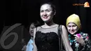 Senyum manis Vicky Shu tersungging dari bibirnya. Di Jakarta Fashion Week 2014 ini Vicky Shu berkolaborasi dengan Hengki Kawilarang untuk memamerkan rancangan sepatu hasil karyanya (Liputan6.com/ Panji Diksana).