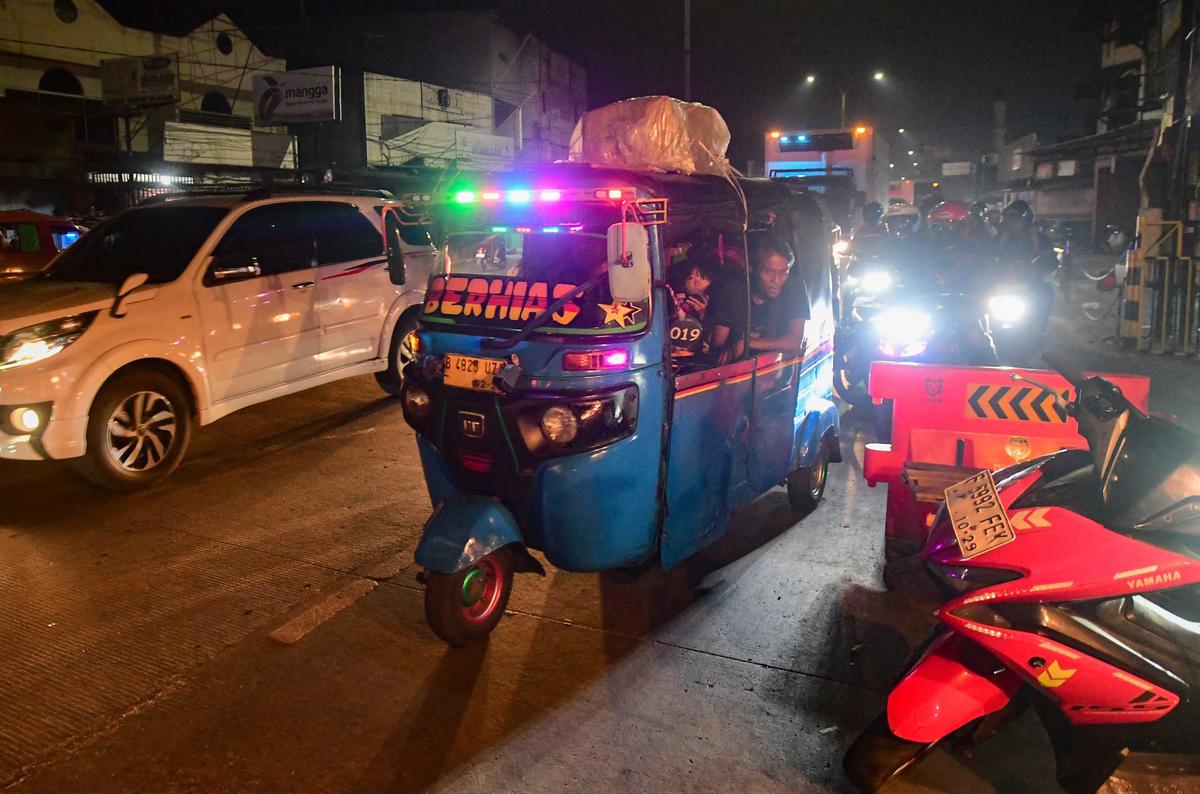 FOTO: Pemudik Padati Jalur Arteri Bekasi Cikampek