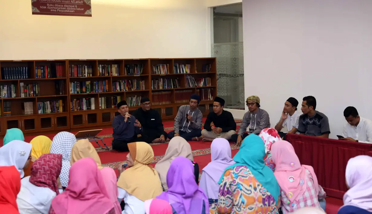 Tidak hanya memberikan karya-karya terbaiknya, grup musik DMasiv juga mengadakan acara untuk memperdalam agama. Ryan dan kawan-kawan membuat Ngaji bareng dengan para penggemar setianya. (Nurwahyunan/Bintang.com)