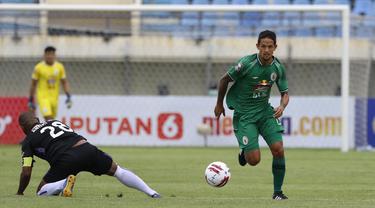 FOTO: Gol Nicolas Velez Sementara Bawa PS Sleman Ungguli Persik Kediri 1-0 - Irfan Bachdim