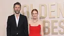 Momennya bersama Bart Freundlich juga tak kalah berkesan. Julianne Moore yang tampil dengan dress merahnya tak berhenti melepas tangan sang suami saat berfoto di karpet merah. [@elleromania]