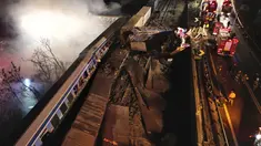 Asap mengepul dari kereta saat petugas pemadam kebakaran dan penyelamat beroperasi setelah tabrakan di dekat kota Larissa, Yunani, Rabu dini hari (1/3/2023). Tabrakan antara kereta barang dan penumpang terjadi di dekat Tempe, sekitar 380 kilometer (235 mil) utara Athena, dan mengakibatkan anjloknya beberapa gerbong kereta. (AP Photo/Vaggelis Kousioras)
