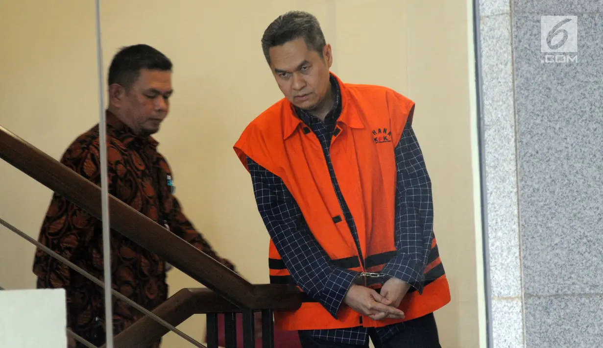 Direktur Keuangan PT Angkasa Pura (AP) II Andra Y Agussalam (kanan) mengenakan rompi tahanan saat tiba di Gedung KPK, Jakarta, Rabu (25/9/2019). Andra diperiksa untuk melengkapai berkas terkait dugaan menerima suap proyek pengadaan baggage handling system (BHS). (merdeka.com/Dwi Narwoko)