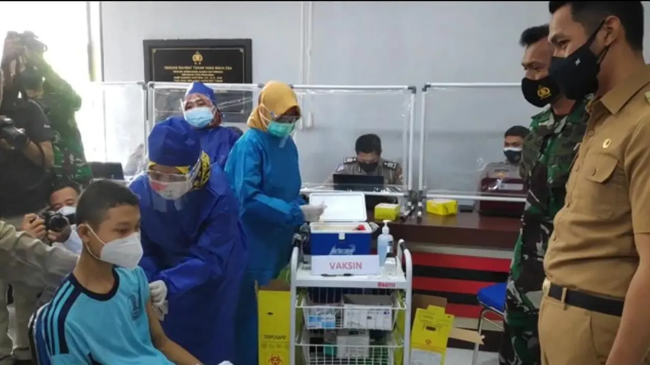 Bupati Tuban Aditya Halindra Faridzky, ketika meninjau vaksinasi buat penyandang disabilitas di Mapolres Tuban. (Liputan6.com/Ahmad Adirin)