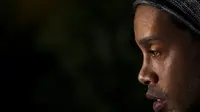 Ekspresi Ronaldinho Gaucho pada sebuah acara di Lisbon, Portugal (9/11/2016). Ronaldinho menjadi pembuka pintu karier Neymar di Barcelona.  (EPA/Andre Kosters)