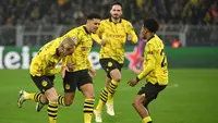 Gelandang Borussia Dortmund, Jadon Sancho (kedua kiri) berselebrasi usai mencetak gol pembuka saat pertandingan sepak bola leg kedua babak 16 besar Liga Champions melawan PSV Eindhoven di Stadion Signal Iduna, Dortmund, Jerman, 13 Maret 2024. (INA FASSBENDER/AFP)