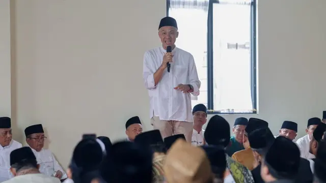 Calon presiden Ganjar Pranowo bersilaturahmi dengan ulama, kiai ustaz, habib hingga pimpinan Pondok Pesantren (Ponpes) se-Jawa Barat i Pondok Pesantren (Ponpes) Al-Muhajirin, Desa Nagri Kaler, Kec/Kab. Purwakarta, Prov. Jawa Barat, Jumat (17/11/2023) (Ist