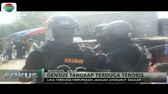 Petugas menggeledah 3 kontrakan milik terduga teroris di daerah Kiara Condong dan Antapani, Bandung.