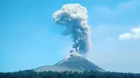 Letusan Gunung Anak Krakatau lebih aman dan jelas dilihat dari luar zona bahaya yakni 1 km dari puncak. (foto : Liputan6.com / BNPB / edhie prayitno ige)