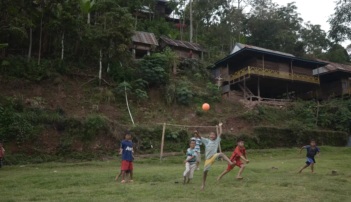 Foto yang diambil pada 20 Desember 2015 memperlihatkan sejumlah anak bermain sepak bola di Desa Bone-Bone, Enrekang, Sulawesi Selatan. Sejak Tahun 2000, desa Bone-Bone dinyatakan sebagai desa pertama di dunia yang bebas dari asap rokok. (Cening Unru/AFP)