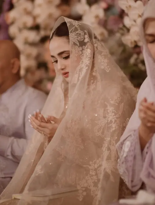 Penampilaan Syifa disempurnakan dengan kerudung brokat yang senada.[ Foto: Instagram/ Syifa Hadju]