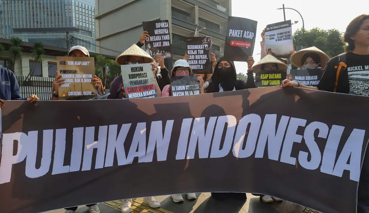 Aktivis lingkungan Wahana Lingkungan Hidup Indonesia (Walhi) berunjuk rasa terkait kebakaran hutan dan lahan (karhutla) di kawasan Tosari, Jakarta, Jumat . 14 Agustus 2026/ (KLY/ Arie Basuki)