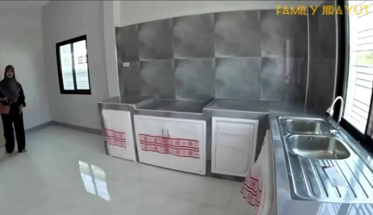 Dapur tampak luas juga masih kosong. Sedangkan dekat tempat cuci, ada pintu untuk akses ke halaman belakang. [Youtube/FAMILY JIRAYUT]