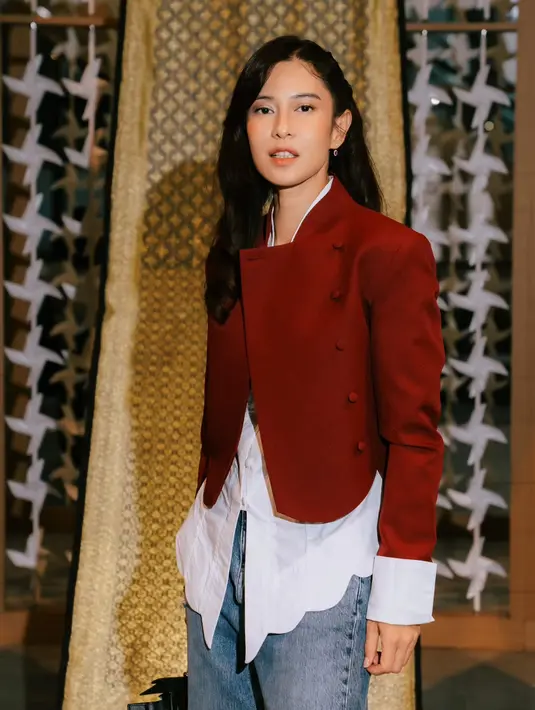 Dian Sastrowardoyo buktikan beskap bisa digunakan untuk menunjang aktivitas sehari-hari. Penggunaan beskap tak melulu untuk gaya formal melainkan juga edgy [@therealdisastr]