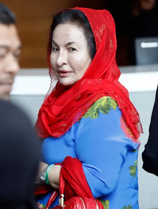 Istri mantan Perdana Menteri Malaysia Najib Razak, Rosmah Mansor memenuhi panggilan Komisi Antikorupsi Malaysia (MACC) di Putrajaya, Selasa (6/5). Rosmah dimintai keterangan terkait unit perusahaan 1Malaysia Development Berhad (1MDB). (AP/Vincent Thian)