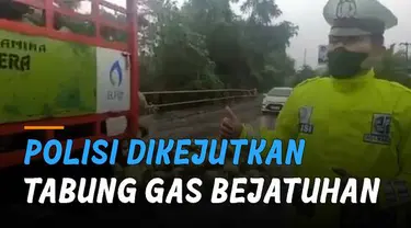 Momen tidak sengaja terjadi ketika seorang polisi sedang laporan lalu lintas.