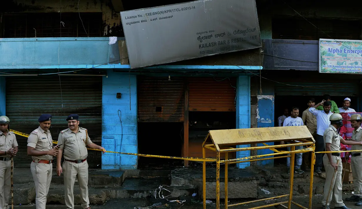 Suasana restoran usai kebakaran di Bangalore, India (8/1). Polisi mengatakan sebuah arus listrik pendek yang menyebabkan kebakaran di Kailash Bar & Restoran di pusat teknologi selatan Bangalore. (AFP Photo/Manjunath Kiran)