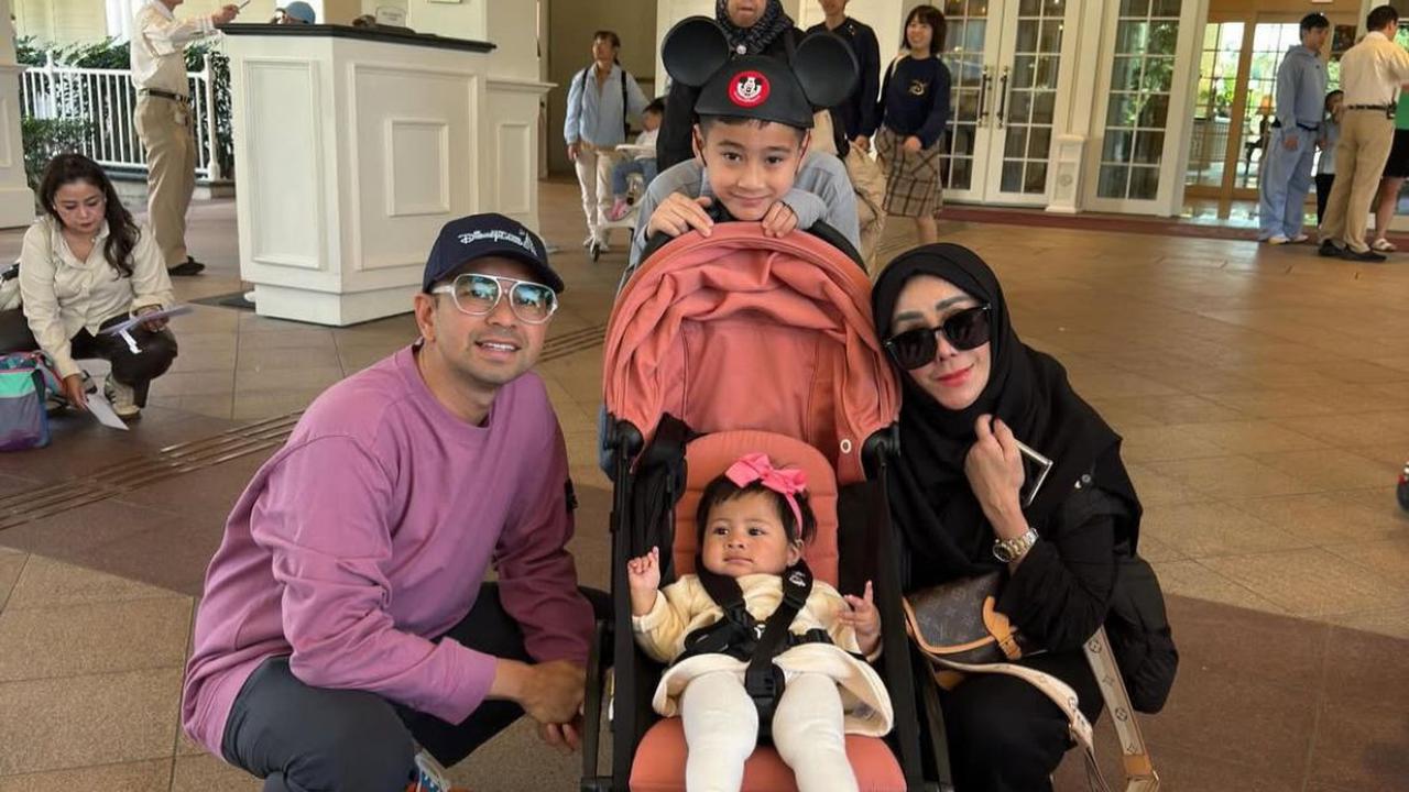 7 Potret Kebahagiaan Keluarga Raffi Ahmad di Hong Kong, Penampilan Lily Jadi Highlight