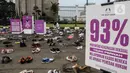 Ratusan sepatu diletakan saat aksi diam 500 Langkah Awal Sahkan Rancangan Undang-Undang Penghapusan Kekerasan Seksual (RUU PKS) di depan gedung DPR, Jakarta, Rabu (25/11/2020). (Liputan6.com/Johan Tallo)