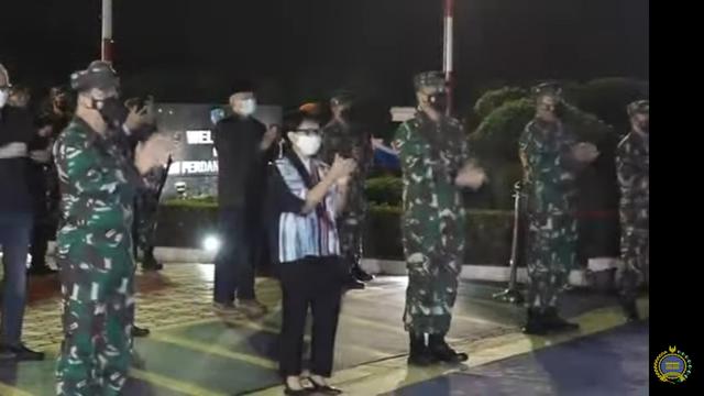 Menlu Retno menyambut kedatangan WNI evakuasi dari Afghanistan. (Screen Grab)