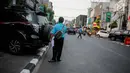 Petugas mengatur parkir kendaraan di Jalan H. Agus Salim, Menteng, Jakarta, Kamis (4/10). Pada 8-22 Oktober 2018 mendatang Jalan KH Wahid Hasyim dan Jalan H Agus Salim akan diberlakukan uji coba Sistem Satu Arah (SSA). (Liputan6.com/Faizal Fanani)