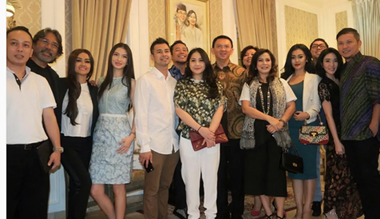 Sekitar dua jam acara makan malam dan berbincang-bincang dengan Ahok dan artis. Setelah itu para artis secara terang-terangan menyampaikan dukungannya pada Ahok dalam Pilkada DKI 2017 mendatang. (Bintang.com/juliaperrezz)