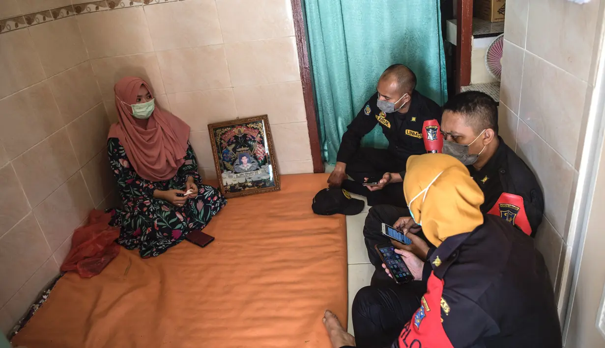 Berda Asmara (kiri) dan keluarga berkumpul untuk menunggu kabar dari suaminya Serda Mes Guntur Ari Prasetyo di rumah mereka di Surabaya, Jumat (23/4/2021). Kapal selam KRI Nanggala-402 yang diawaki Serda Mes Guntur Ari Prasetyo dan 52 kru lainnya hilang kontak sejak 21 April. (Juni Kriswanto/AFP)