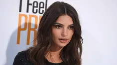 Model Emily Ratajkowski berpose saat tiba menghadiri pemutaran perdana STX Films "I Feel Pretty" di Westwood Village Theatre, California (17/4). Ratajkowski tampil cantik dengan gaun hitam yang memperlihatkan perut seksinya. (AP Photo/Jordan Strauss)