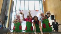 Upacara mencampur bahan kue untuk merayakan Thanksgiving di JHL Solitaire Gading Serpong. (dok. Liputan6.com/Pramita Tristiawati)