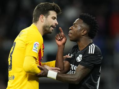 Tensi panas memasuki pekan-pekan akhir di kompetisi Eropa mulai menyeruak, seperti di Liga Italia dan Liga Spanyol. Kericuhan sempat terjadi di tiga laga yang dipicu panasnya rivalitas hingga aksi tak terpuji sebagian suporter dengan perlakuan rasisme. (AP/Manu Fernandez)