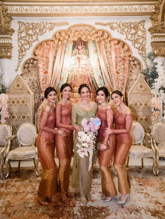 Yuki Kato, Furry Citra, Febby Rastanty, dan Jessica Mila hadir di akad nikah Enzy sebagai bridesmaid. Mereka pun tampil mengenakan kebaya panjang model off shoulder. Credit:[Foto: Ig @furrycitra].
