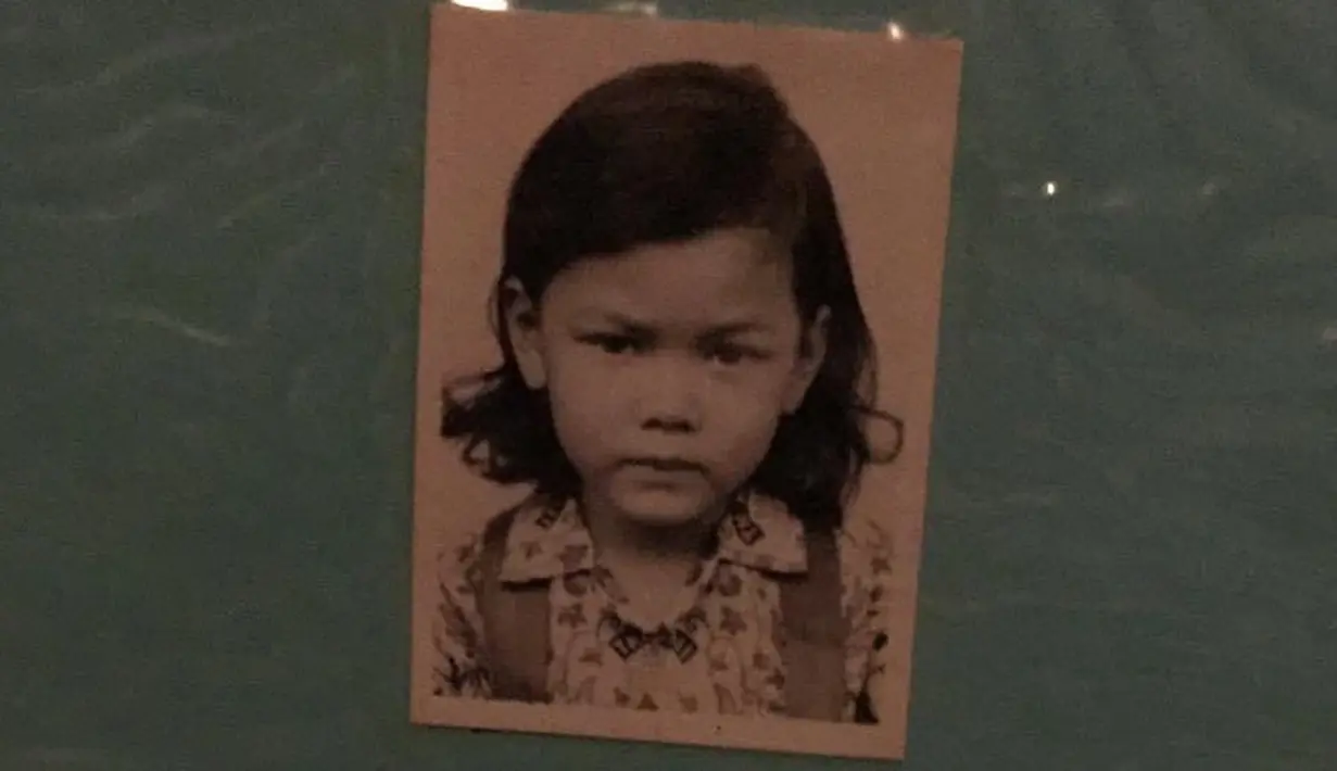 Ini adalah foto lawas Adinia Wirasti saat duduk di bangku TK. Tak hanya sekadar unggah foto di Instagram, istri Michael Wahr ini sering bubuhkan keterangan unggahan yang menyentuh dan sebagai pengingat untuk dirinya sendiri. Alisnya bertaut dalam pasfoto TK tersebut, Adinia Wirasti disebut judes oleh netizen. (Liputan6.com/IG/@adiniawrst)