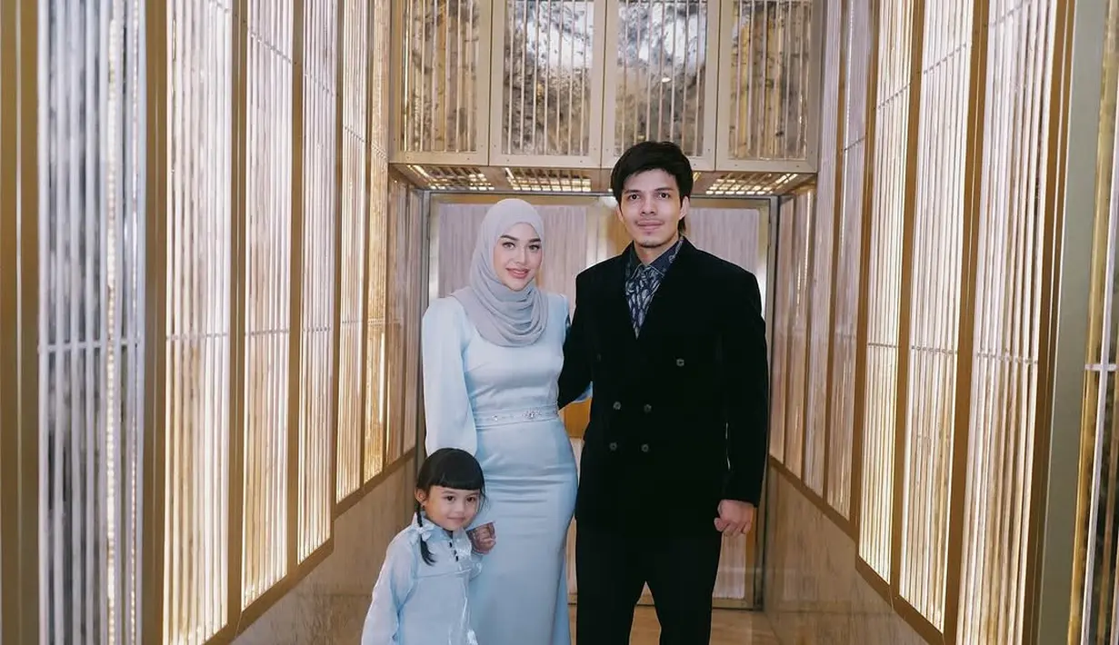 Aurel hermansyah tampil menawan dengan maxi dress warna baby blue. Detail siluet mermaid pada gaunnya membuat ilusi tubuh-nya kian ramping. [@aurelie.hermansyah].