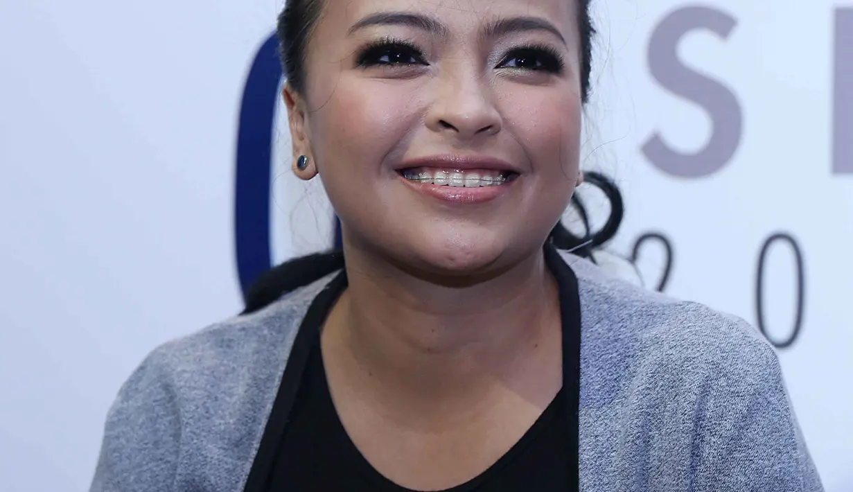 Selain merasakan kesulitan dalam nada tinggi, Tantri juga lupa beberapa lirik lagunya. Salah satu lagu Tendangan Dari Langit. Ini berkaitan dengan saat vakum lebih fokus cari onformasi berkaitan dengan merawat bayi. (Nurwahyunan/Bintang.com)