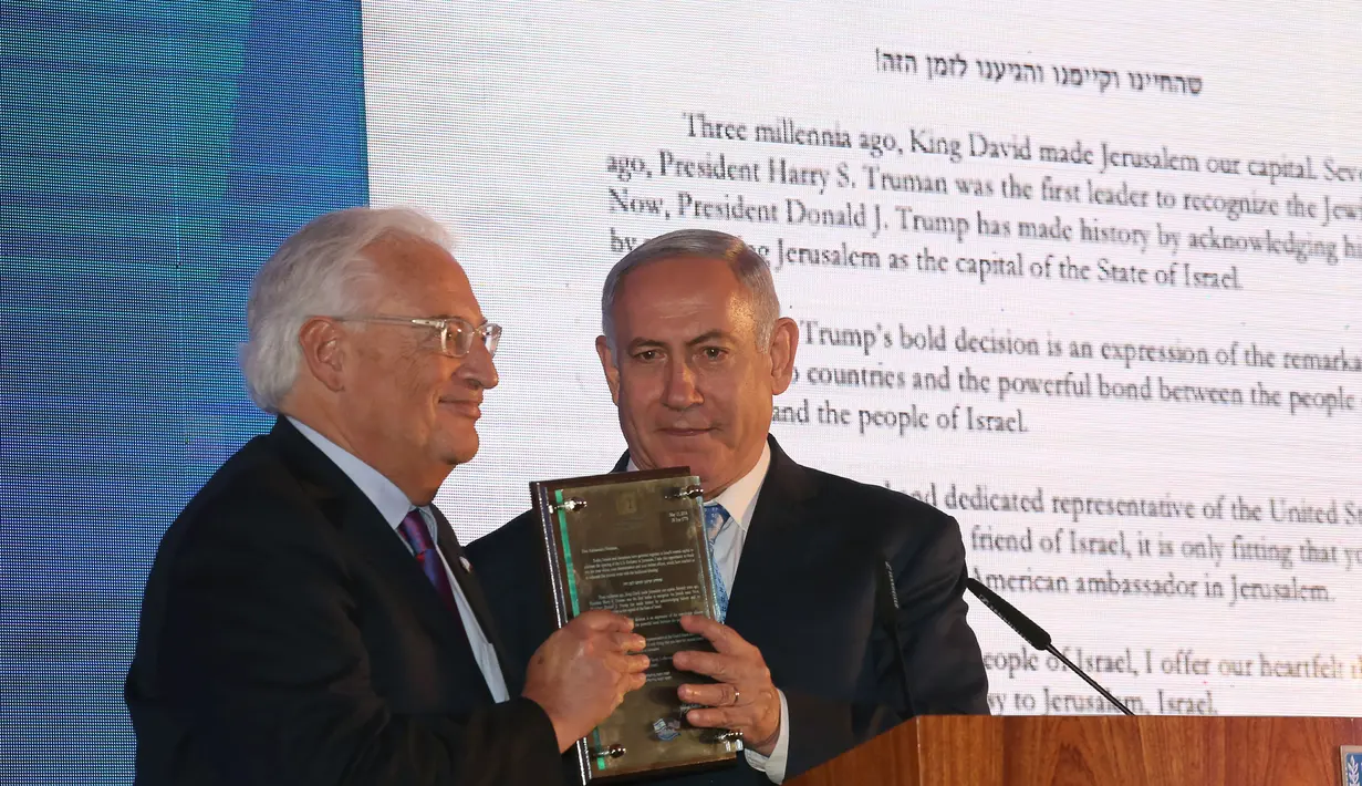 Perdana Menteri Israel Benjamin Netanyahu (kanan) dan Dubes AS untuk Israel David Friedman saat menghadiri peresmian Kedubes AS di Yerusalem, Minggu (13/5). Peresmian Kedubes AS di Yerusalem menimbulkan kemarahan di seluruh dunia Arab. (Gali Tibbon/AFP)