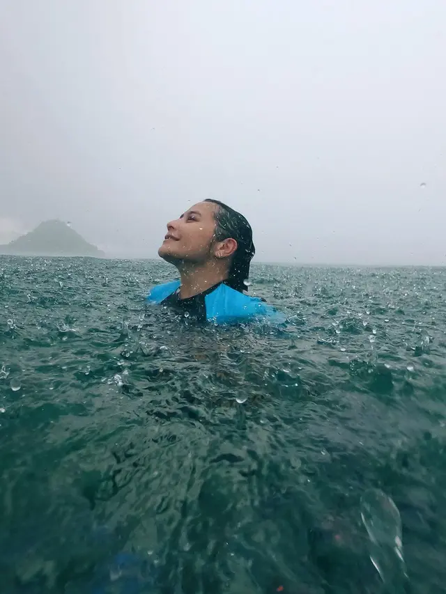 Prilly Latuconsina hujan-hujanan