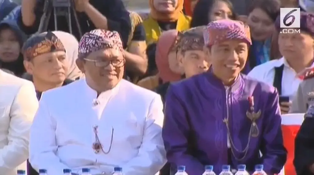 Presiden Jokowi menghadiri Karnaval Kemerdekaan di Bandung dengan busana adat Sunda berwarna ungu.