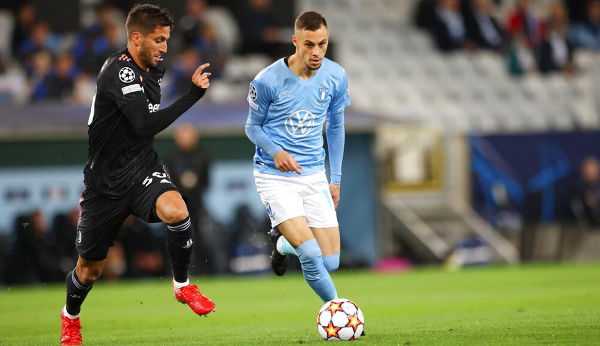 Pemain Malmo Veljko Birmancevic (kanan) berebut bola dengan pemain Juventus Rodrigo Bentancur pada pertandingan Grup H Liga Champions di Malmo New Stadium, Malmo, Swedia, Selasa (14/9/2021). Juventus menang 3-0. (Andreas Hillergren/TT News Agency via AP)