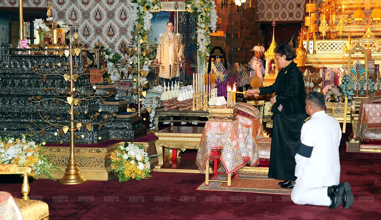 Putri Kerajaan Thailand, Maha Chakri Sirindhorn berdoa dan memberikan penghormatan terakhir kepada almarhum ayahnya, Raja Bhumibol Adulyadej di Grand Palace di Bangkok, Thailand, Sabtu (15/10). Upacara ini digelar sebelum upacara kremasi jenazah.(REUTERS)
