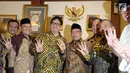 Ketum Partai Golkar, Airlangga Hartarto (ketiga kiri) berfoto bersama Ketum PBNU, Said Aqil Siradj jelang melakukan pertemuan di Jakarta, Jumat (8/6). Pertemuan kedua tokoh bersama jajarannya berlangsung tertutup. (Liputan6.com/Helmi Fithriansyah)