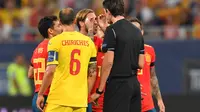 Sergio Ramos memprotes keputusan wasit pada pertandingan timnas Spanyol melawan Rumania, Jumat (6/9/2019) (Daniel Mihailescu / AFP)