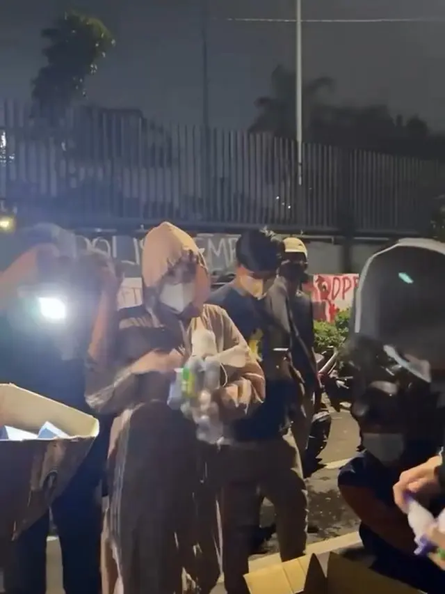 6 Potret Celine Evangelista Jadi Tim Medis ke Lokasi Demo, Bawa Bantuan untuk Massa
