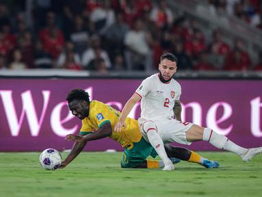 Pemain Timnas Indonesia,&nbsp;Calvin Verdonk, berebut bola dengan pemain Australia,&nbsp;Nestory Irankunda, pada laga kedua Grup C Kualifikasi Piala Dunia 2026 Zona Asia di Stadion Utama Gelora Bung Karno (SUGBK), Jakarta Pusat, pada Selasa (10/9/2024). (Bola.com/Bagaskara Lazuardi)