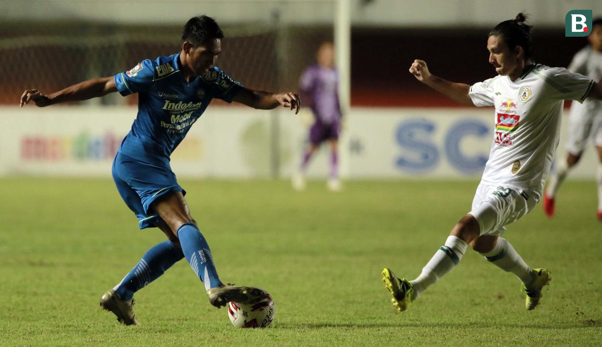 Dari sekian pemain Persib, Frets Butuan bisa jadi yang paling konsisten sepanjang Piala Menpora 2021. Selain selalu menjadi starter sejak fase grup, pemain bernomer punggung 21 itu sering memberikan sumbangsih nyata buat Maung Bandung. (Foto: Bola.com/Ikhwan Yanuar)