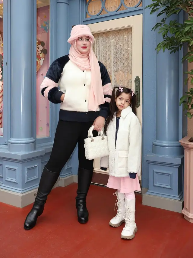 Gaya OOTD Tasyi Athasyia di Tokyo. (instagram/tasyiiathasyia)