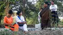 Pasien dan petugas medis menunggu setelah dievakuasi dari puskesmas Watubaing akibat gempa bumi di Desa Watubaing, Sikka, Nusa Tenggara Timur, Sabtu, 15 Agustus 2026. (AFP/ Arnold Welianto)