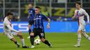 Penyerang Inter Milan Lautaro Martinez berebut bola melawan gelandang Barcelona Pedri  pada matchday ketiga Grup C Liga Champions 2022/2023 di Giuseppe Meazaa, Rabu dini hari WIB (5/10/2022). Gol kemenangan tim wakil Italia dilesakkan Hakan Calhanoglu. (AP Photo/Antonio Calanni)