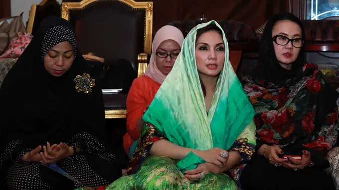 Nia Daniati dan Olivia Nathania