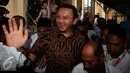 Gubernur DKI Jakarta Basuki Tjahja Purnama (Ahok) keluar dari Bareskrim Polri, Jakarta, Senin (7/11). Ahok diperiksa 9 jam dan diberi 22 pertanyaan terkait kasus dugaan penistaan Agama. (Liputan6.com/Johan Tallo)